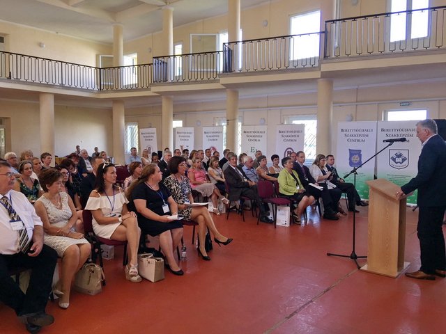 A szakképzési intézményrendszer átfogó fejlesztése 09